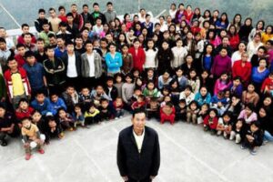 O indiano Ziona Chana, conhecido como o 'pai da maior família do mundo', morreu no último domingo aos 76 anos. Líder de um grupo espiritual que permitia a poligamia, ele deixou - 38 mulheres e 89 filhos: 'pai da maior família do mundo' morre na Índia