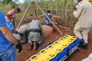 Um senhor, de 50 anos, também foi socorrido após entrar no buraco para salvar o menor e não conseguir sair