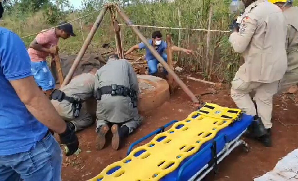 Um senhor, de 50 anos, também foi socorrido após entrar no buraco para salvar o menor e não conseguir sair