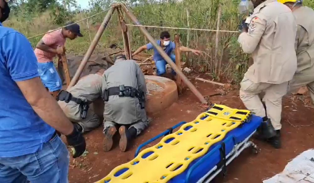 Um senhor, de 50 anos, também foi socorrido após entrar no buraco para salvar o menor e não conseguir sair