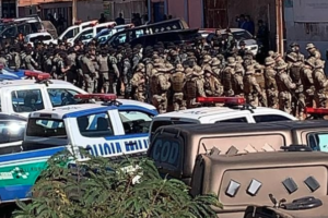 Força-tarefa de policiais que caçam Lázaro Barbosa na região de Edilândia (Foto: Paula Coutinho/Mais Goiás)