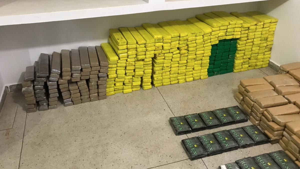 Polícia apreende 28 kg de cocaína, 800 kg de maconha, um revólver calibre 38, 31 munições, um carro em um imóvel em Senador Canedo
