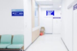 Uma mulher, de 31 anos, precisou ser retirada pela Polícia Militar do Hospital Municipal Jamel Cecílio, em Anápolis, após confusão com um funcionário - Mulher é retirada do hospital pela PM após confusão com funcionário, em Anápolis