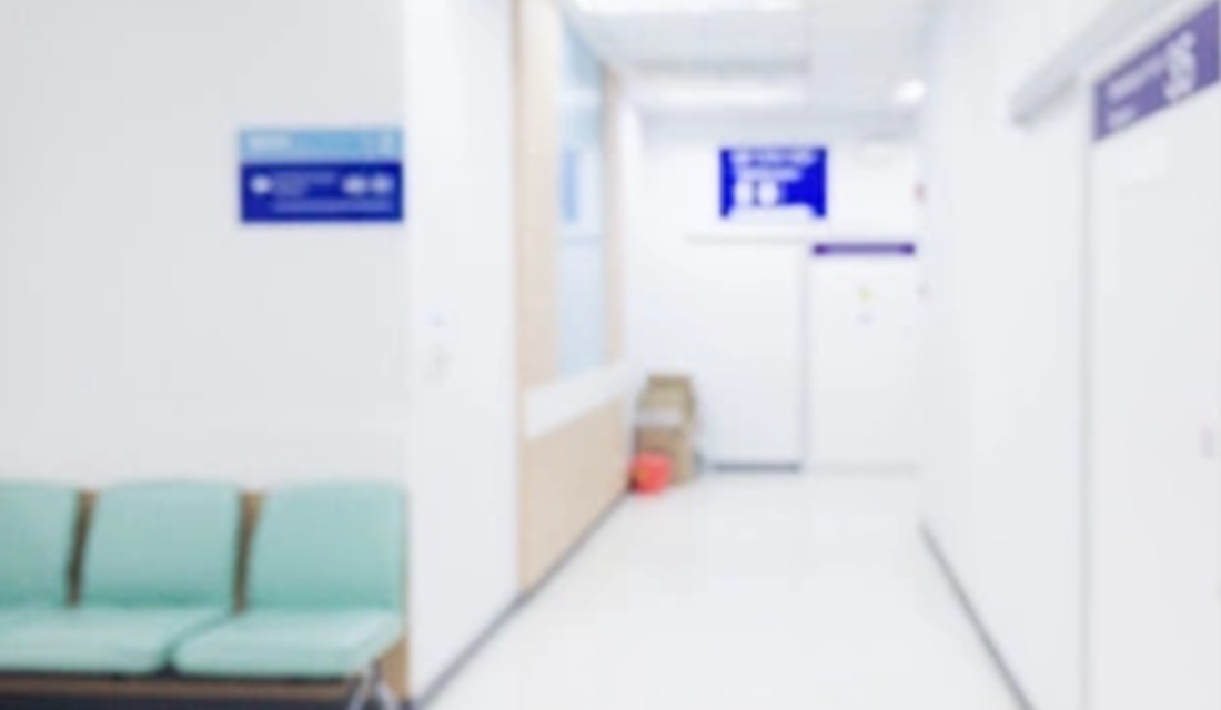 Mulher é retirada do hospital pela PM após confusão com funcionário, em Anápolis (Foto: Reprodução/Freepik)