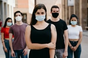 O país, que tem 55% da população vacinada, também recomenda o uso de máscara em grandes concentrações ao ar livre