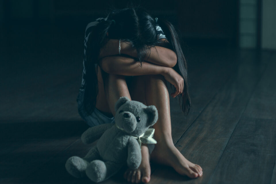Preso homem de 47 anos suspeito de abusar sexualmente da enteada, de 10 anos. Tio da menina, revoltado, tentou matar o homem com uma enxada