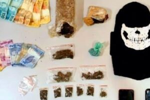 Ao investigar homicídio, polícia - A Polícia Civil de Formosa cumpriu, na última quinta-feira (18), um mandado de busca e apreensão na residência de A.P.P.B. afim de obter informações sobre um homicídio que aconteceu próximo do local. Durante a apuração, a polícia prendeu a investigada, sua irmã e seu marido suspeitos de tráfico de drogas.prende três suspeitos de tráfico em Formosa