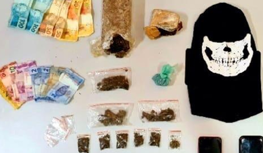 Ao investigar homicídio, polícia - A Polícia Civil de Formosa cumpriu, na última quinta-feira (18), um mandado de busca e apreensão na residência de A.P.P.B. afim de obter informações sobre um homicídio que aconteceu próximo do local. Durante a apuração, a polícia prendeu a investigada, sua irmã e seu marido suspeitos de tráfico de drogas.prende três suspeitos de tráfico em Formosa