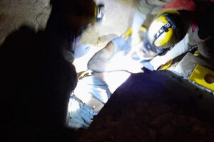 Um ciclista com sinais de embriaguez caiu dentro de um bueiro em obras, na BR-020, perímetro urbano do município de Alvorada do Norte. (Foto: Divulgação/Bombeiros)