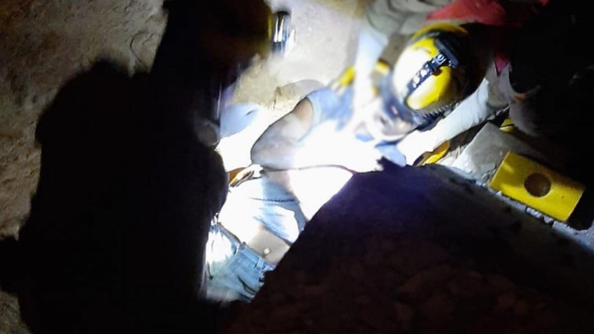 Um ciclista com sinais de embriaguez caiu dentro de um bueiro em obras, na BR-020, perímetro urbano do município de Alvorada do Norte. (Foto: Divulgação/Bombeiros)