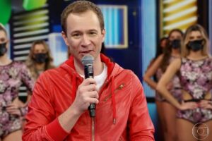 Domingão Tiago Leifert se diverte ao brincar de Faustão e bate Copa América