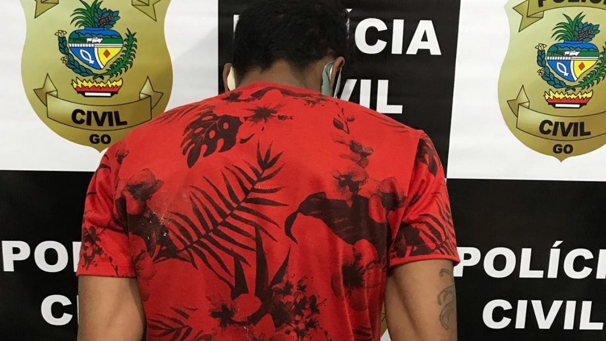 Ex-namorado enviou foto com arma horas antes de matar mulher e fugir a cavalo em Inhumas, diz polícia. Ele não aceitava o fim do namoro