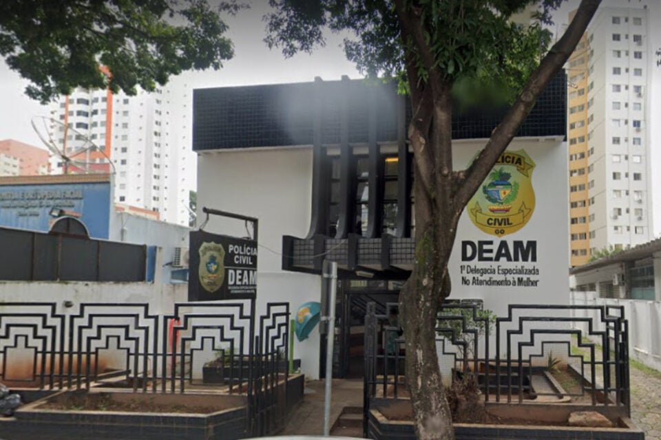 Preso suspeito de agredir a esposa e a enteada, de 18 anos, dentro da casa da família, em Goiânia. A família é recém-chegada da Venezuela