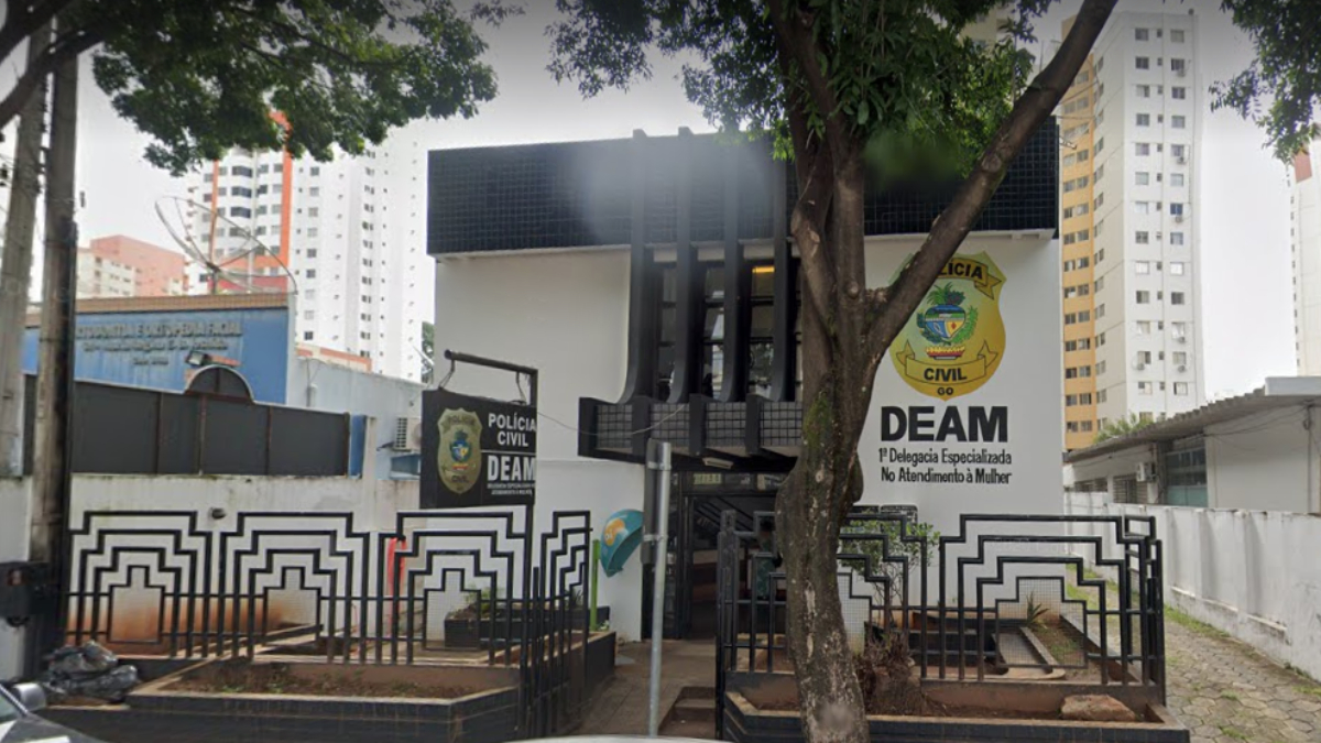 Preso suspeito de agredir a esposa e a enteada, de 18 anos, dentro da casa da família, em Goiânia. A família é recém-chegada da Venezuela