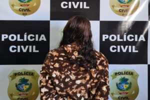 Presa mulher que teria abandonado os cinco filhos por 7 dias, em Alto Paraíso. PM afirma que criança mais velha tinha 4 anos