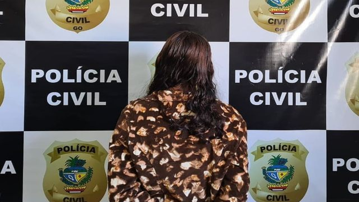 Presa mulher que teria abandonado os cinco filhos por 7 dias, em Alto Paraíso. PM afirma que criança mais velha tinha 4 anos