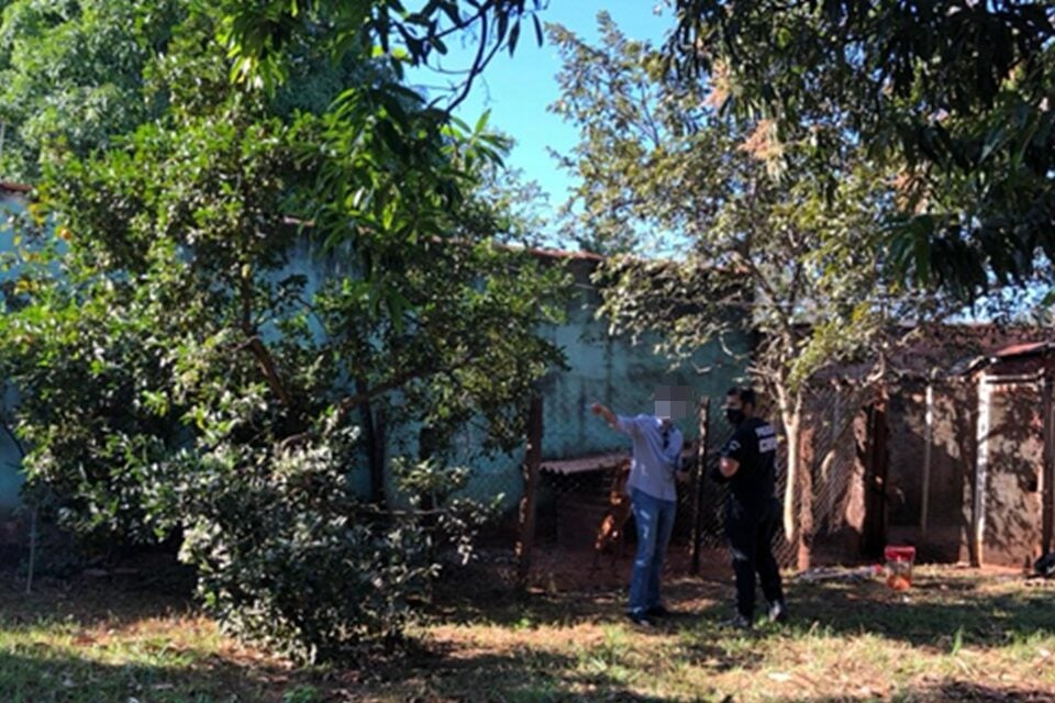 Uma força-tarefa interditou, na manhã desta quinta-feira (17), uma clínica de reabilitação de usuários de drogas e resgatou internos que eram mantidos em cárcere privado no local, que fica em Anápolis, - Donos de clínica de reabilitação interditada em Anápolis vendiam cigarros para internos