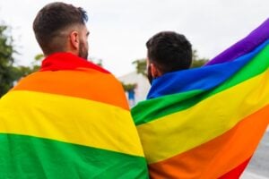O Brasil é o país que mais mata e discrimina pessoas LGBTs no mundo. De acordo com dados do Grupo Gay da Bahia (GGB), a cada 19 horas, uma pessoa LGBTQIA+ é morta no país. Segundo a Rede Trans Brasil, a cada 26 horas, aproximadamente, uma pessoa trans é assassinada no país. A expectativa de vida dessas pessoas é de 35 anos. - A cada 19 horas uma pessoa LGBTQIA+ é morta no Brasil
