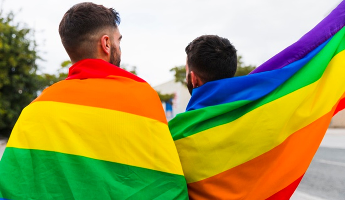 O Brasil é o país que mais mata e discrimina pessoas LGBTs no mundo. De acordo com dados do Grupo Gay da Bahia (GGB), a cada 19 horas, uma pessoa LGBTQIA+ é morta no país. Segundo a Rede Trans Brasil, a cada 26 horas, aproximadamente, uma pessoa trans é assassinada no país. A expectativa de vida dessas pessoas é de 35 anos. - A cada 19 horas uma pessoa LGBTQIA+ é morta no Brasil