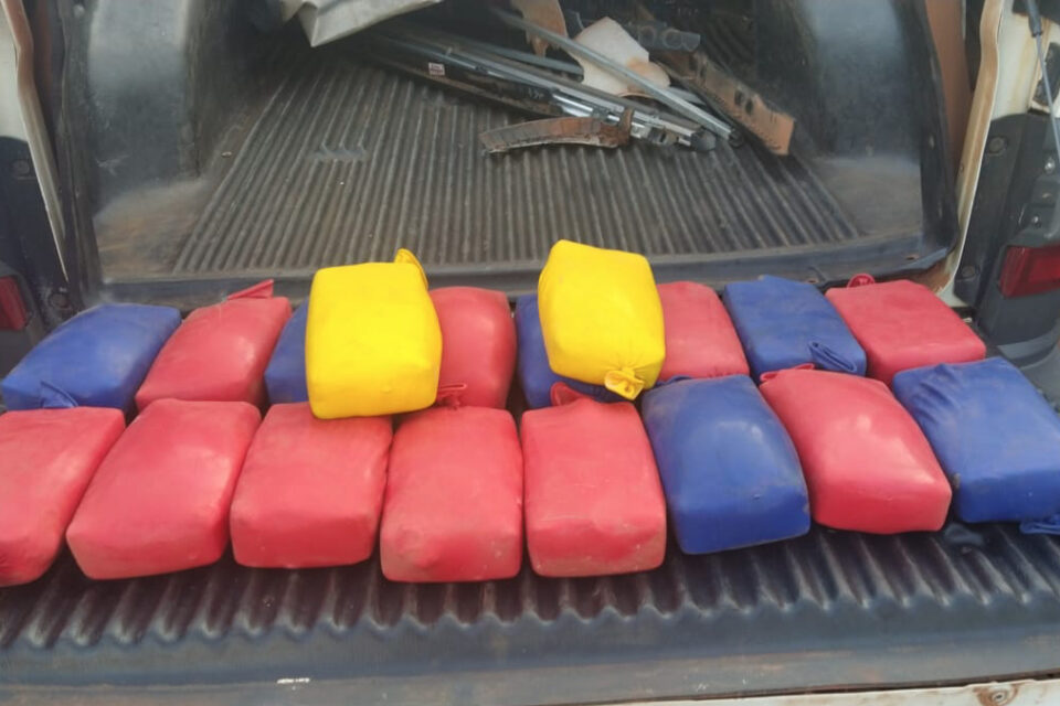 Uma ação conjunta da PRF e da PM apreendeu 22 KG de pasta base de cocaína dentro, na GO-222, em Nerópolis. Droga vale R$ 2,7 milhões