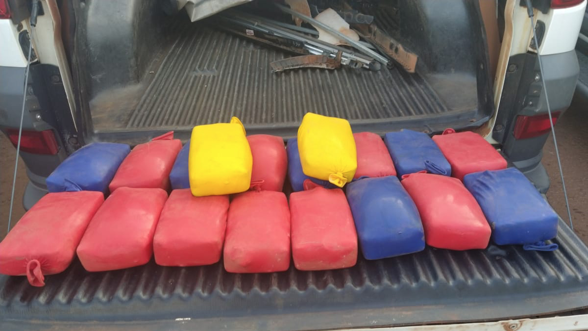 Uma ação conjunta da PRF e da PM apreendeu 22 KG de pasta base de cocaína dentro, na GO-222, em Nerópolis. Droga vale R$ 2,7 milhões
