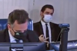 Em imagem capturada de vídeo, o assessor Filipe Martins gesticula durante sessão no Senado - 24.mar.21/Reprodução