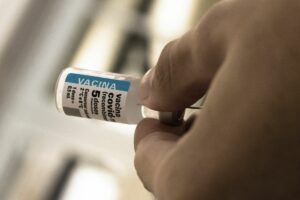 Fiocruz volta a entregar doses da vacina contra covid-19