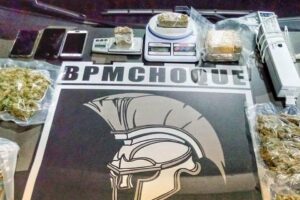 A Polícia Militar (PM) prendeu três homens suspeitos de tráfico de drogas em Goiânia. Durante a operação, a equipe apreendeu R$ 25 mil em tabletes de 'super maconha' - PM prende três suspeitos de tráfico em Goiânia