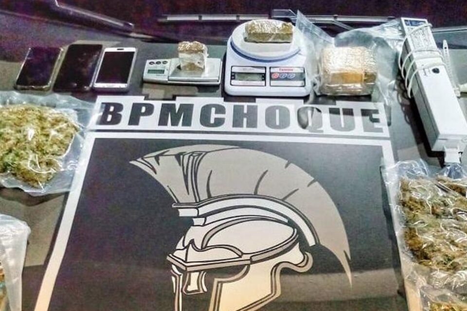 A Polícia Militar (PM) prendeu três homens suspeitos de tráfico de drogas em Goiânia. Durante a operação, a equipe apreendeu R$ 25 mil em tabletes de 'super maconha' - PM prende três suspeitos de tráfico em Goiânia