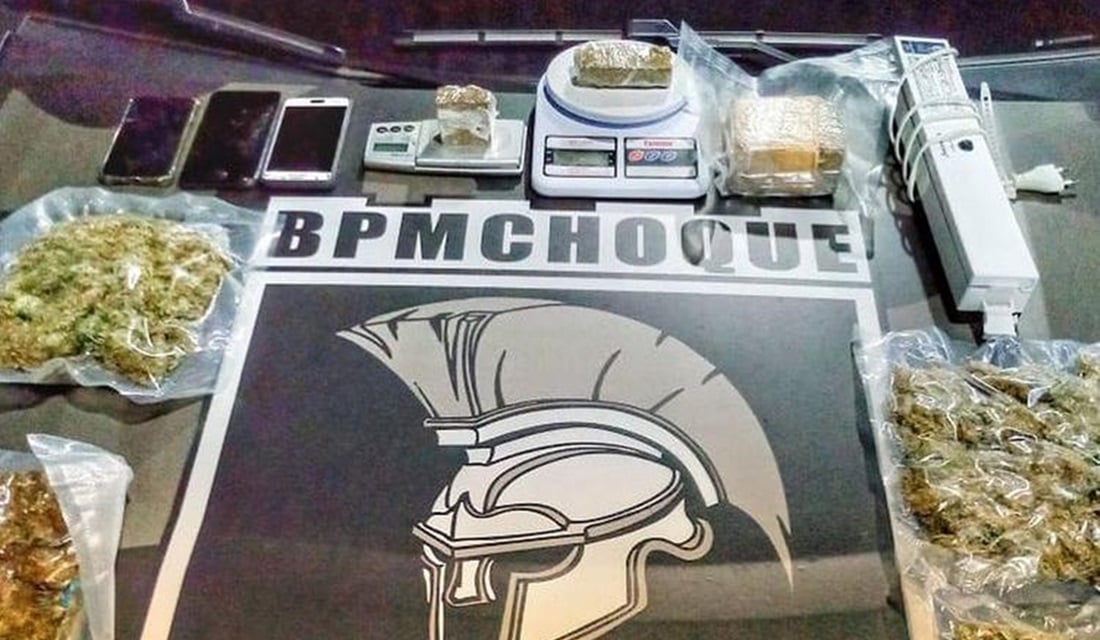 A Polícia Militar (PM) prendeu três homens suspeitos de tráfico de drogas em Goiânia. Durante a operação, a equipe apreendeu R$ 25 mil em tabletes de 'super maconha' - PM prende três suspeitos de tráfico em Goiânia