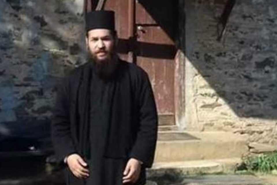Padre pego com cocaína é punido e ataca sete bispos com ácido na Grécia