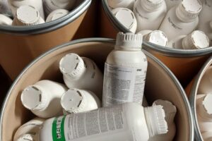 Força-tarefa fecha fábricas de agrotóxicos falsificados em Aparecida e Goiânia - Uma força-tarefa realizada nesta quinta-feira (10) fechou duas fábricas clandestinas que comercializavam agrotóxicos falsificados e roubados