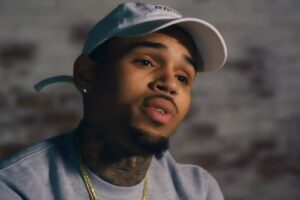 Moça não denunciou o rapper antes por sentir vergonha. Chris Brown é acusado de drogar e abusar de mulher; ela pede R$ 107 mi mulher Chris Brown é acusado novamente de agressão e será investigado