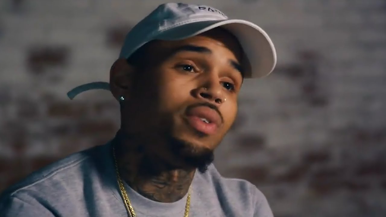 Moça não denunciou o rapper antes por sentir vergonha. Chris Brown é acusado de drogar e abusar de mulher; ela pede R$ 107 mi mulher Chris Brown é acusado novamente de agressão e será investigado