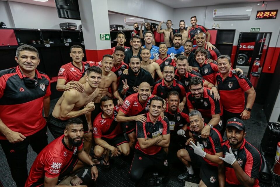 elenco Atlético GO vestiário