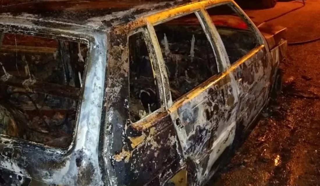 Bombeiros encontram corpo carbonizado ao combater fogo em carro, em Luziânia