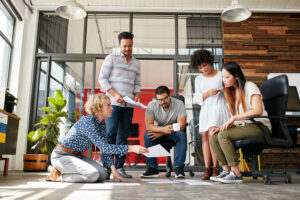 Quando a população envelhece, isso se inverte: há menos produção e mais consumo dessa poupança