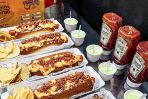 Os lanches gigantes da lanchonete - Reprodução/Facebook