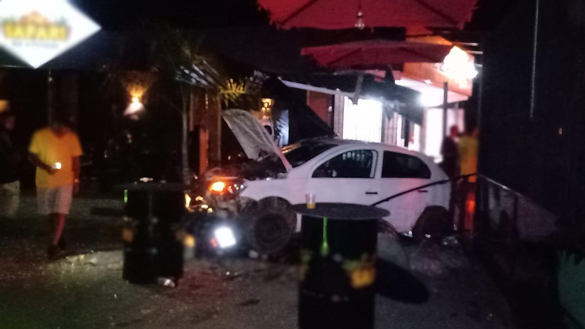 Motorista perdeu o controle da direção e acabou invadindo um bar, em Goiânia. Alguns estilhaços atingiram os cliente, que tiveram arranhões