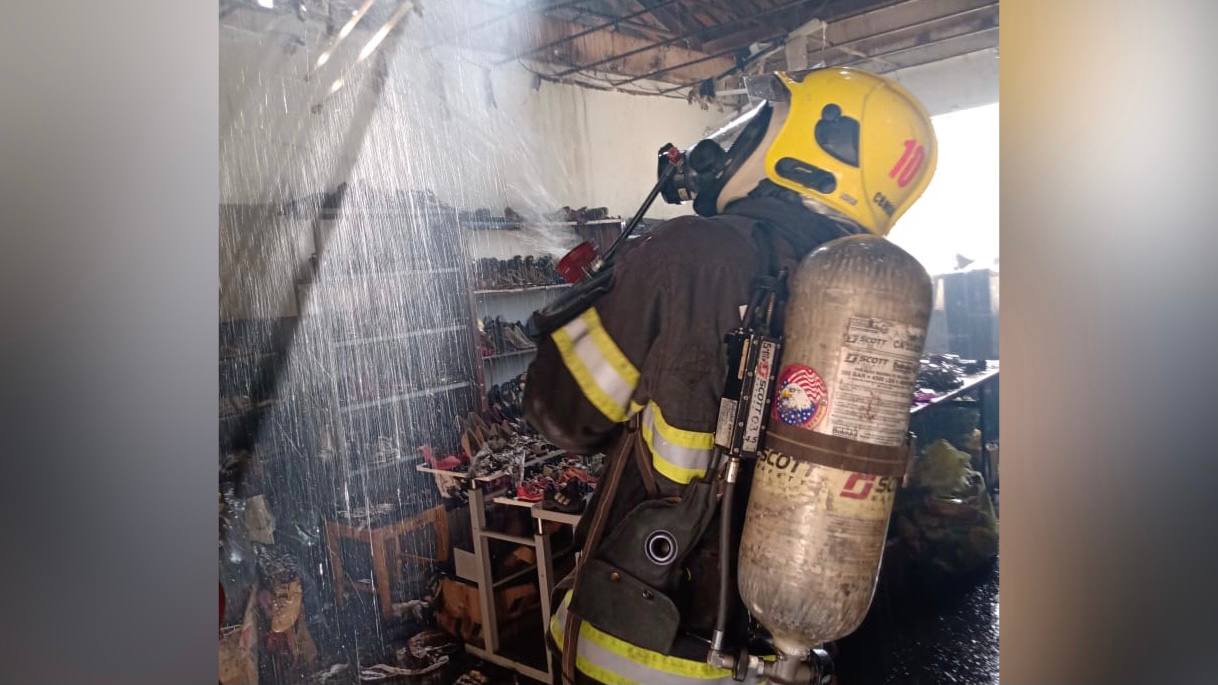 O Corpo de Bombeiros Militar combateu um incêndio em um orfanato, na cidade de Luziânia. Apesar do susto, ninguém se feriu.