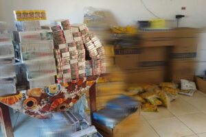 A Polícia Militar (PM) apreendeu, na segunda-feira (28), cerca de 10 mil carteiras de cigarro e 5 mil pacotes de fumo, na cidade de Itaguari. (Foto: divulgação/PM)