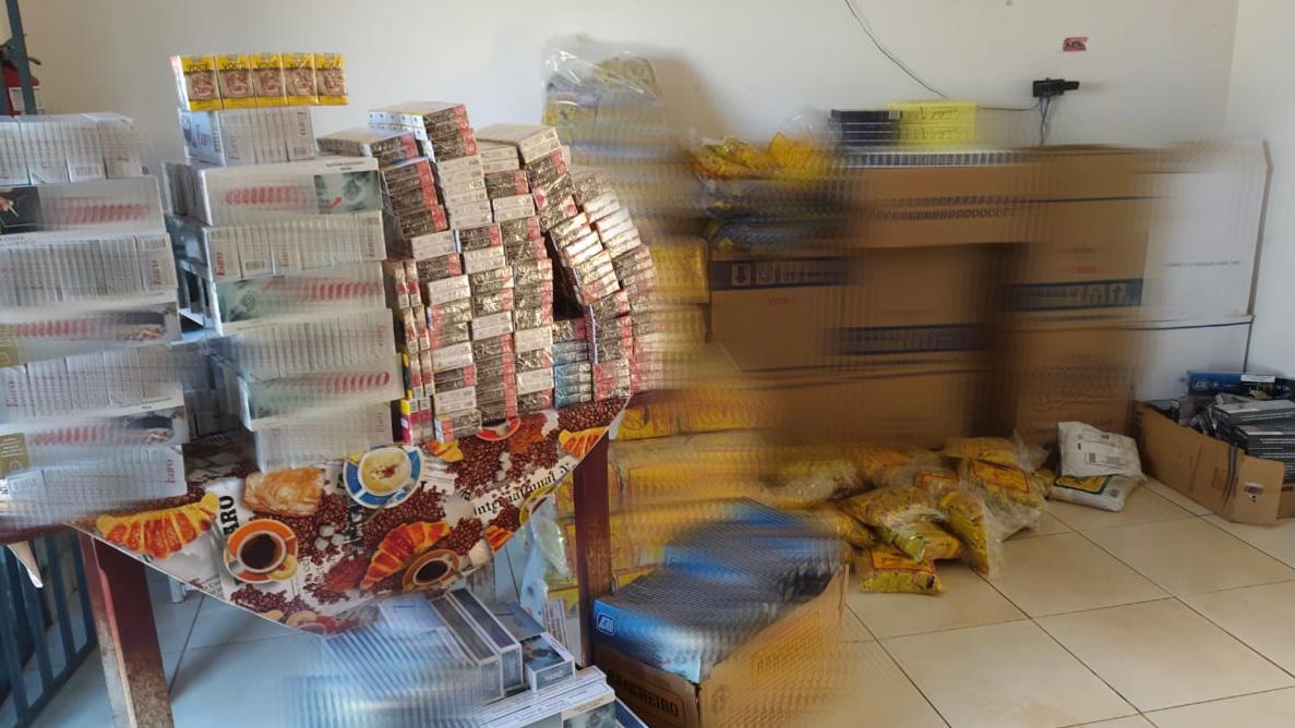 A Polícia Militar (PM) apreendeu, na segunda-feira (28), cerca de 10 mil carteiras de cigarro e 5 mil pacotes de fumo, na cidade de Itaguari. (Foto: divulgação/PM)