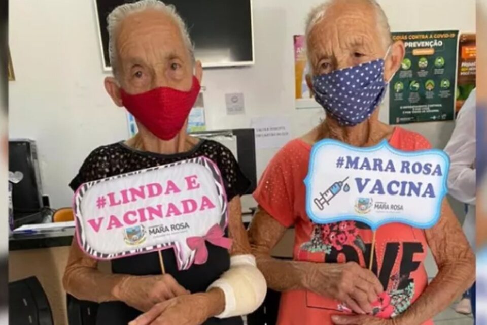 Gêmeas se vacinam contra a Covid-19