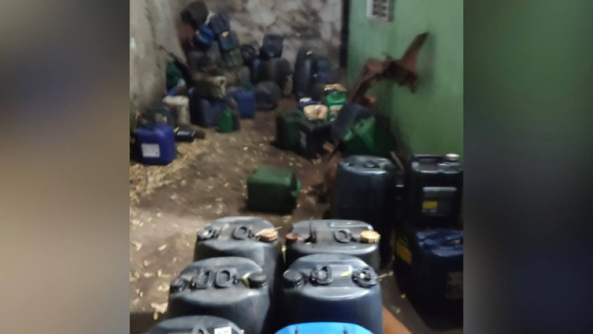 Vídeo mostra um dos homens suspeitos de furtar combustível levando diversos galões, em Jaraguá. Crime era cometido por dois homens, já presos