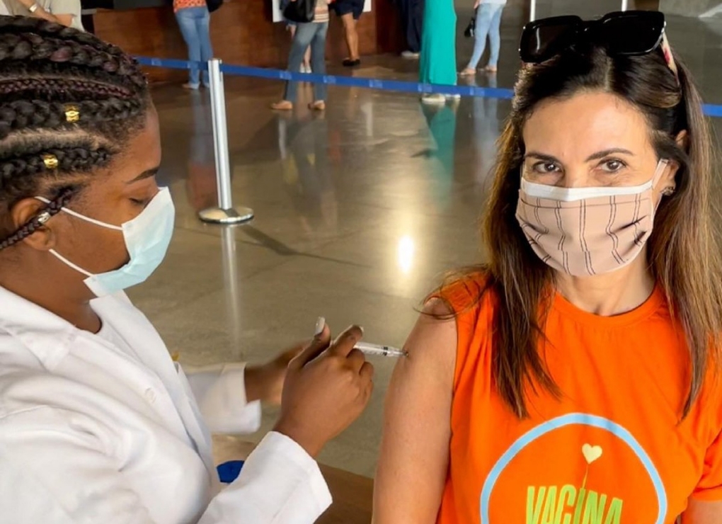 Fátima Bernardes é vacinada contra Covid-19; veja fotos