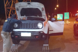 Carro roubado duas vezes no Rio de Janeiro é encontrado com placas clonadas em Rio Verde. Motorista foi preso suspeito de receptação