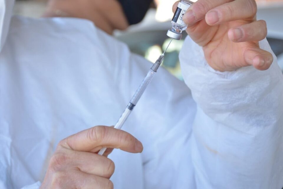 Para Antônio Barra Torres, ainda é difícil dizer qual vacina precisará de outra dose (Foto: Enio Medeiros – Prefeitura / Divulgação)