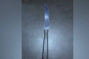 Suspeito cospe em idoso e esfaqueia homem em um bar, em Rio Verde. Apesar de estar bastante violento, ele foi preso