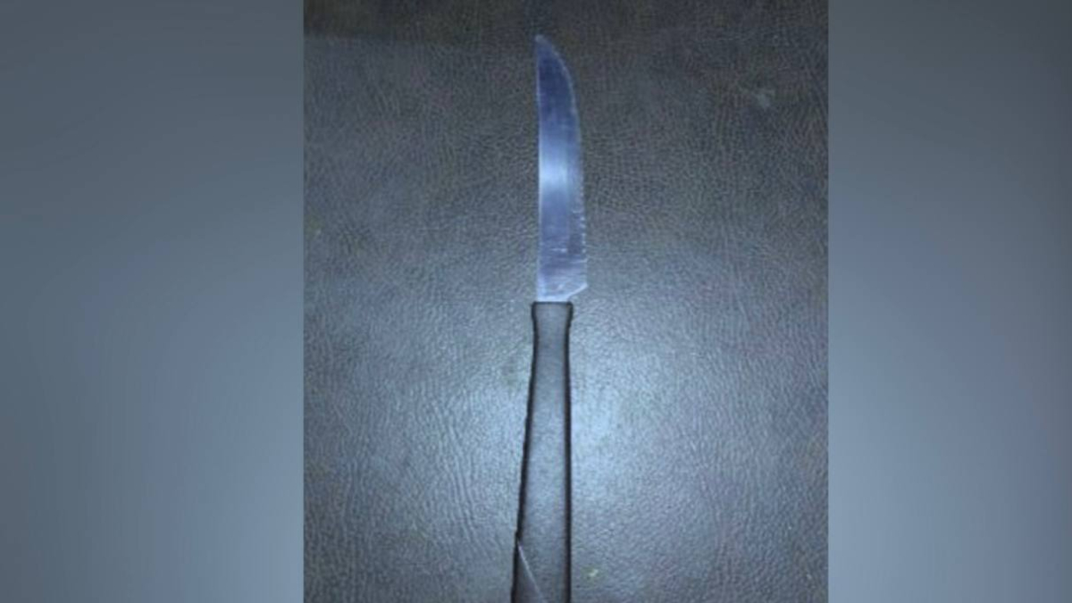 Suspeito cospe em idoso e esfaqueia homem em um bar, em Rio Verde. Apesar de estar bastante violento, ele foi preso