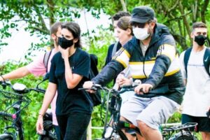 ator Selton Mello passeia na lagoa com pneu da bicicleta vazio; fotos